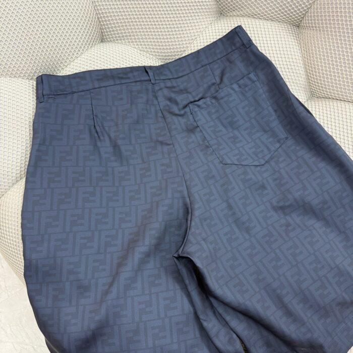 Pantaloni navy eleganti con motivo moderno, tessuto raffinato e design sofisticato per uomo.