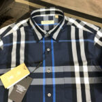 Camicia uomo quadri navy elegante, comoda e moderna, perfetta per uno stile raffinato.