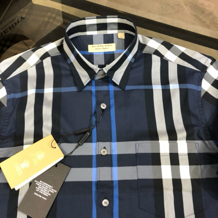 Camicia uomo quadri navy elegante, comoda e moderna, perfetta per uno stile raffinato.
