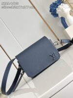 Borsa elegante navy blu, compatta e raffinata con logo di marca e tracolla regolabile.
