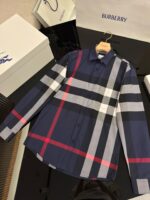 Camicia Burberry a quadri blu navy, grigio e rosso, elegante e di alta qualità.
