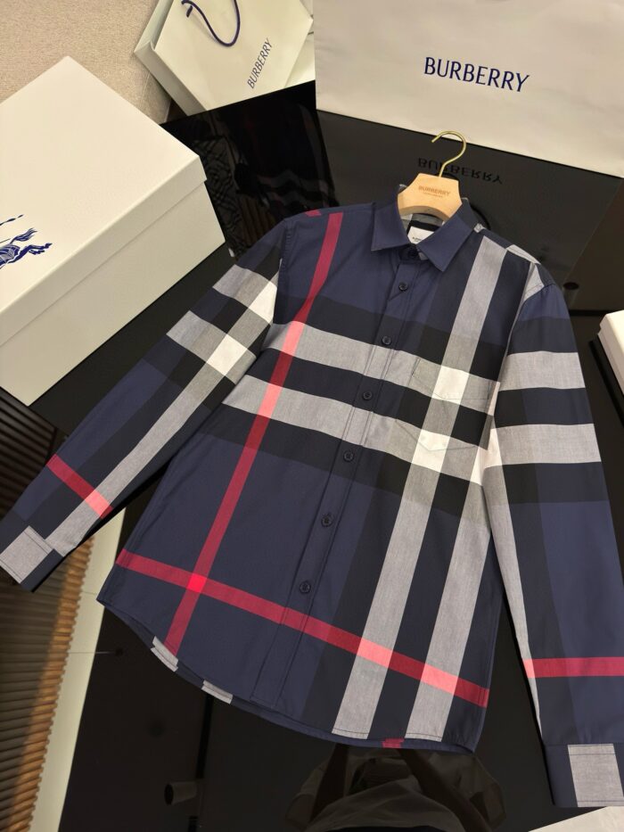 Camicia Burberry a quadri blu navy, grigio e rosso, elegante e di alta qualità.