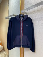 Felpa navy con cappuccio, zip frontale e dettagli a contrasto, ideale per uno stile casual e moderno.