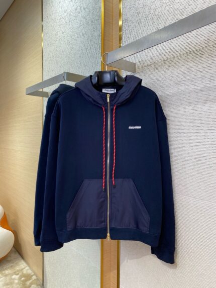 Felpa navy con cappuccio, zip frontale e dettagli a contrasto, ideale per uno stile casual e moderno.