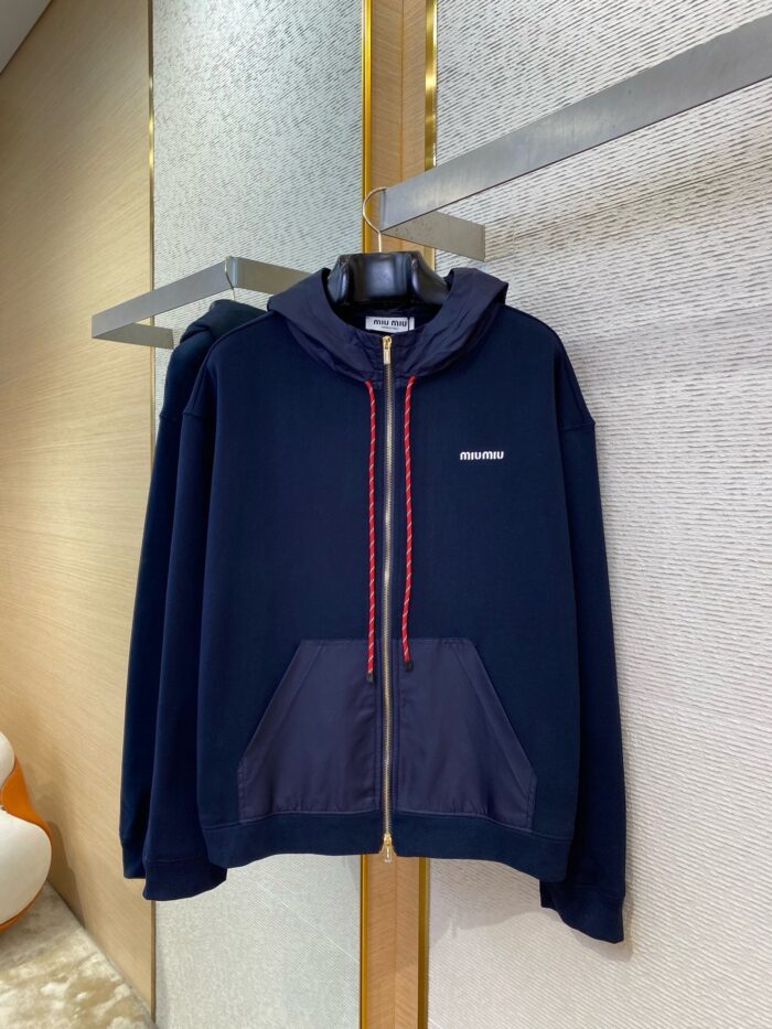 Felpa navy con cappuccio, zip frontale e dettagli a contrasto, ideale per uno stile casual e moderno.