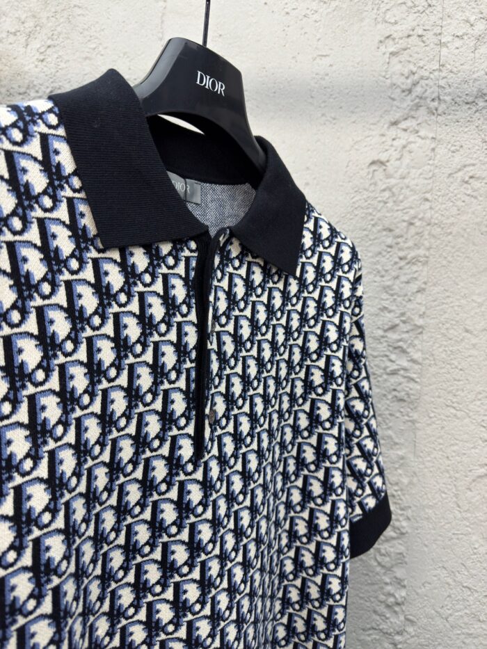 Maglietta polo moderna con motivo navy su sfondo bianco, tessuto elegante e dettagli raffinati.