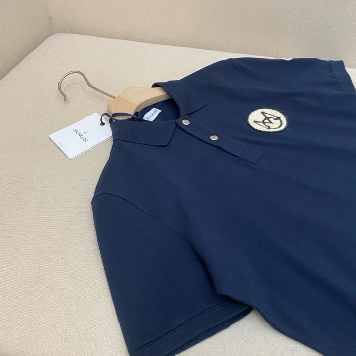 Maglietta polo navy elegante con logo ricamato, colletto a coste e bottoni classici.