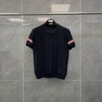 Maglietta navy con strisce sportive e texture moderna, ideale per look casual e sportivi.