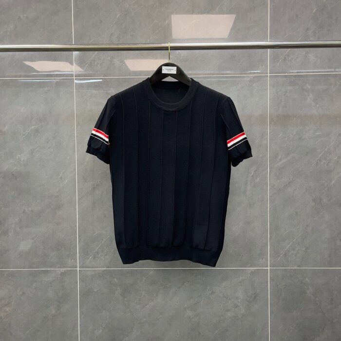 Maglietta navy con strisce sportive e texture moderna, ideale per look casual e sportivi.