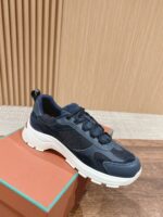 Sneaker navy moderna con suola bianca spessa, design trendy, materiali tecnici e suola antiscivolo.