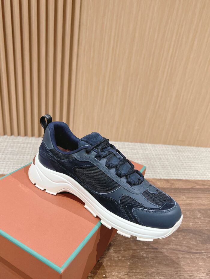 Sneaker navy moderna con suola bianca spessa, design trendy, materiali tecnici e suola antiscivolo.