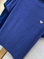 T-shirt blu casual con logo metallizzato, stile semplice e versatile per ogni occasione.
