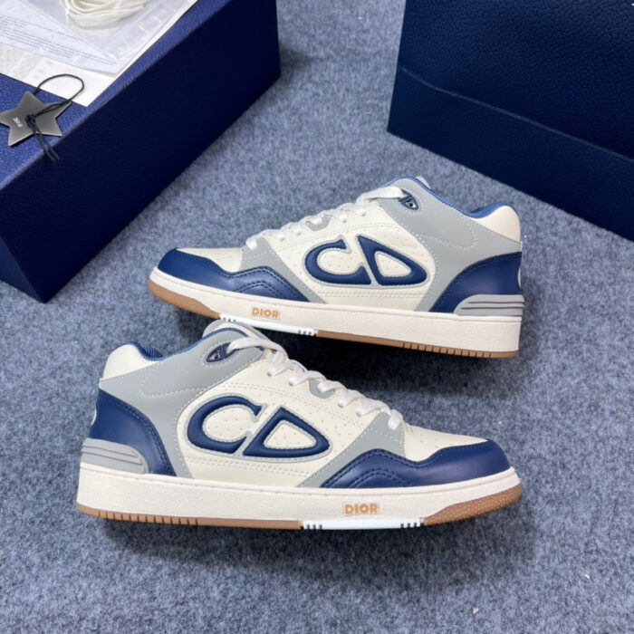Sneakers moderne in bianco e navy, con suola gommata, design di lusso e stile urbano.