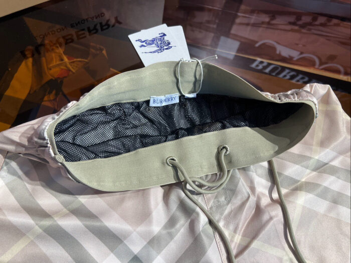 Borsa verde a tracolla con interno in mesh e chiusura a cordoncino, stile casual e pratico.