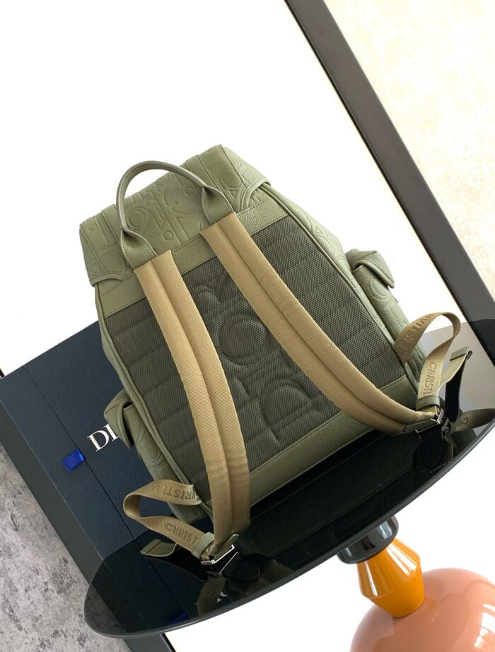 Zaino verde oliva con spallacci in pelle tan, design moderno e stile luxury Dior.