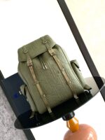Zaino moderno color oliva con cinghie regolabili, design elegante e versatile per ogni occasione.
