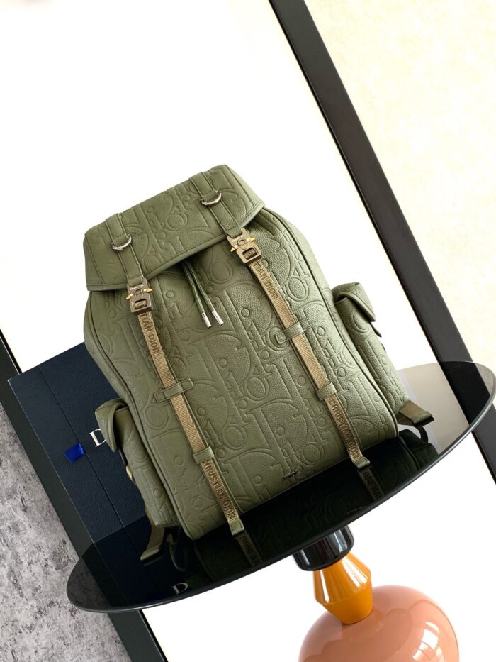 Zaino moderno color oliva con cinghie regolabili, design elegante e versatile per ogni occasione.