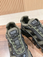 Sneaker moderne in oliva e nero, stile sportivo, traspiranti, con suola antiscivolo e design trendy.