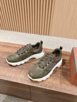 Sneakers olive green con suola bianca, lacci elastici, stile moderno e versatile.