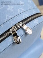 Borsa blu pastello elegante con dettagli in metallo e cerniera di alta qualità.