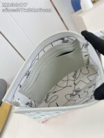 Pochette elegante con interno colorato e slot per carte, stile versatile e pratico.