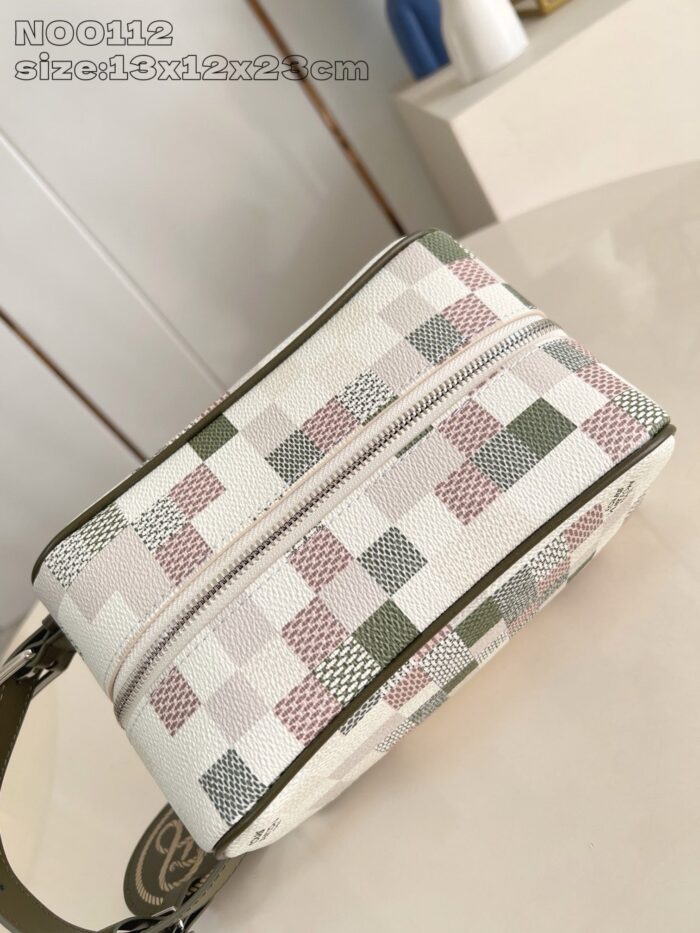 Custodia cosmetica patchwork moderna con zip e tracolla regolabile, elegante e pratica.