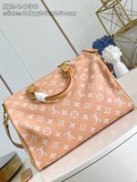 Borsa di lusso pesca con monogramma, charm e design moderno, elegante e pratica.