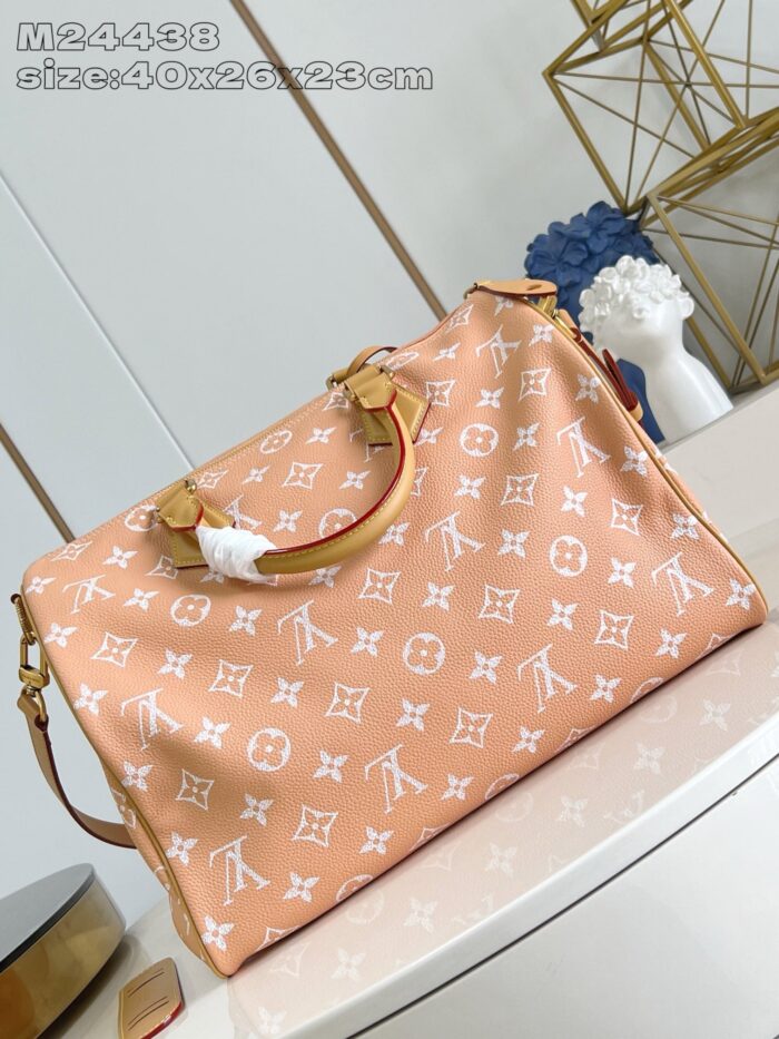 Borsa di lusso pesca con monogramma, charm e design moderno, elegante e pratica.