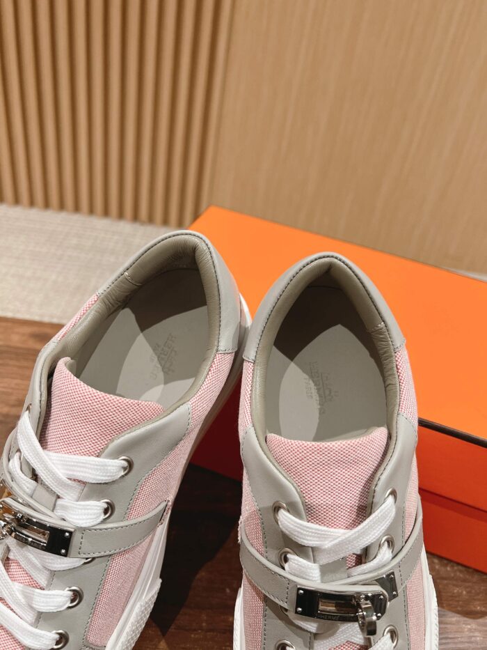 Sneaker rosa e grigia con fibbia elegante, comfort, stile moderno e idonea a ogni occasione.