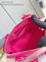 Interno di borsa elegante con fodera rosa vibrante e dettagli sofisticati.
