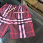 Boxer da mare uomo bordeaux e rosa a quadri con coulisse e tasca pratica.