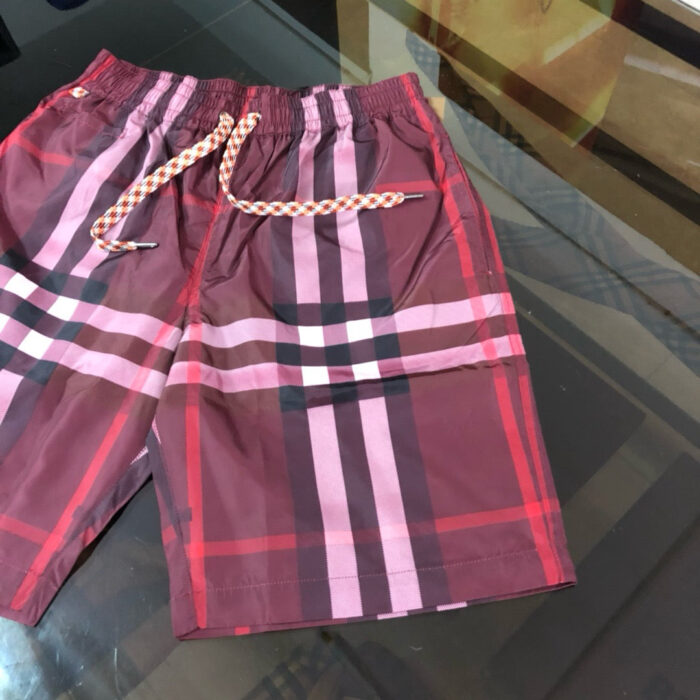 Boxer da mare uomo bordeaux e rosa a quadri con coulisse e tasca pratica.