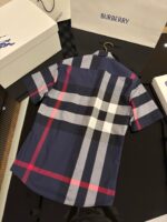 Camicia Burberry estiva a quadri moderna, in tessuto morbido con logo su sacchetto bianco.
