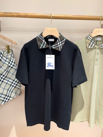 Polo eleganti con colletto checkered, nero, verde e chiaro, stile moderno e raffinato.