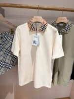 Esposizione di polo di lusso con colletto checkered, tag premium e stile sofisticato.