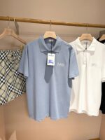 Vetrina con polo azzurra e bianca e shorts a quadri per look casual elegante.