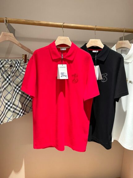 Display di polo colorate e shorts a quadri, stile casual e moderno.