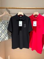 Completo estivo con polo nere, rosse e shorts a quadri beige, stile casual elegante.