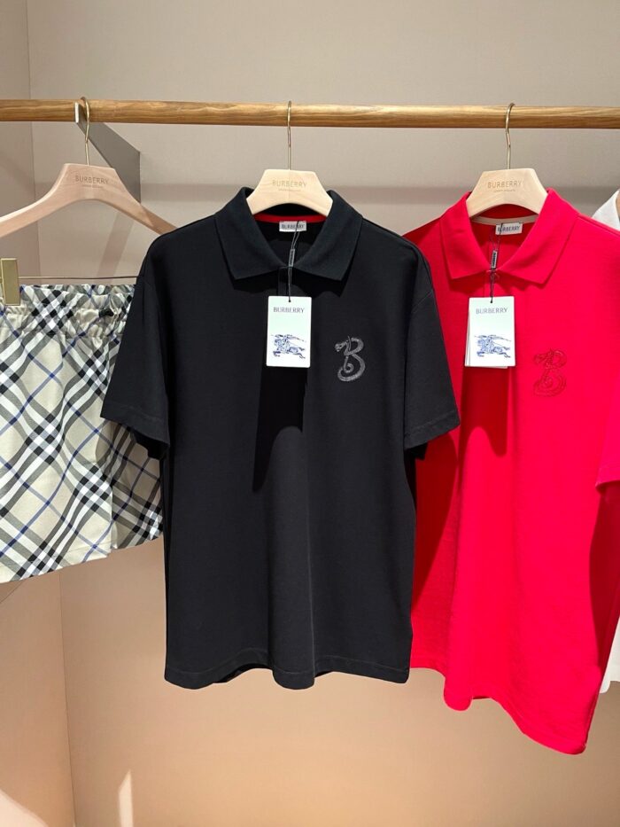 Completo estivo con polo nere, rosse e shorts a quadri beige, stile casual elegante.
