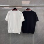 Magliette polo bianche e navy classiche con dettaglio rosso, stile elegante e versatile.