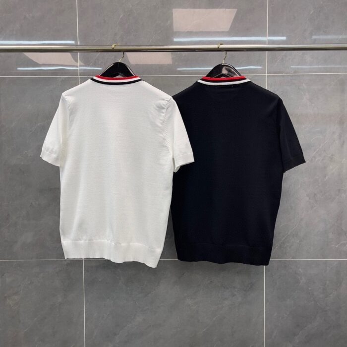Magliette polo bianche e navy classiche con dettaglio rosso, stile elegante e versatile.