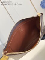 Custodia in pelle con zip dorato, interno spazioso e dettagli di alta qualità.