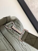 Borsa a spalla verde menta in pelle con dettagli embossati e tracolla regolabile elegante.
