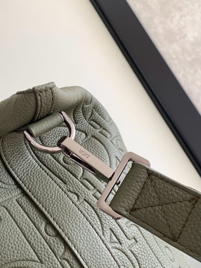 Borsa a spalla verde menta in pelle con dettagli embossati e tracolla regolabile elegante.