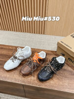 Scarpe Miu Miu eleganti: sneakers bianche, stivali marroni e sneakers nere con dettagli colorati.