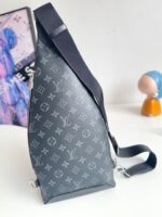 Borsa Louis Vuitton triangolare in pelle satinata con monogramma, tracolla regolabile, stile moderno e elegante.