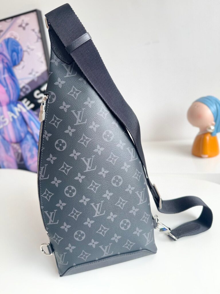 Borsa Louis Vuitton triangolare in pelle satinata con monogramma, tracolla regolabile, stile moderno e elegante.
