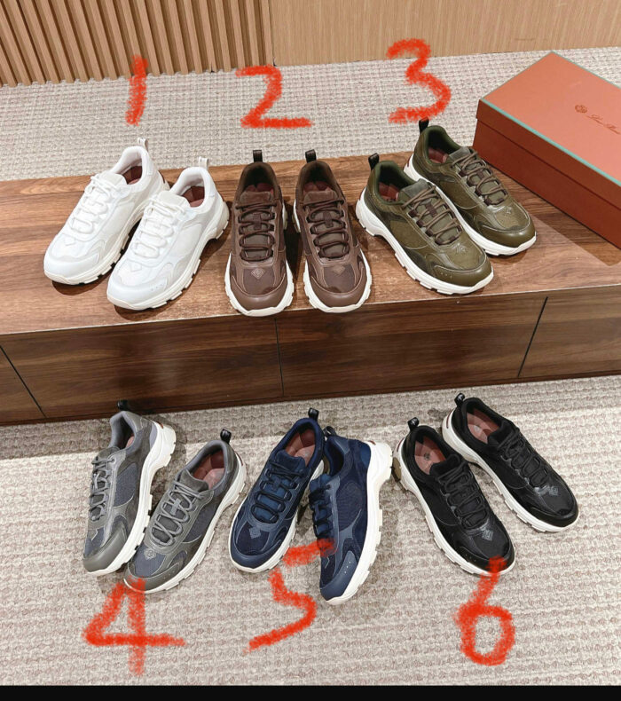 Sei paia di sneakers alla moda su piattaforma di legno, in vari colori e stili casual.