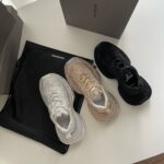 Sneaker moda 2024: bianco minimal, beige comfort e nero textured su sfondo pulito.