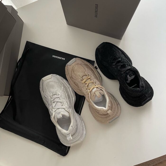Sneaker moda 2024: bianco minimal, beige comfort e nero textured su sfondo pulito.